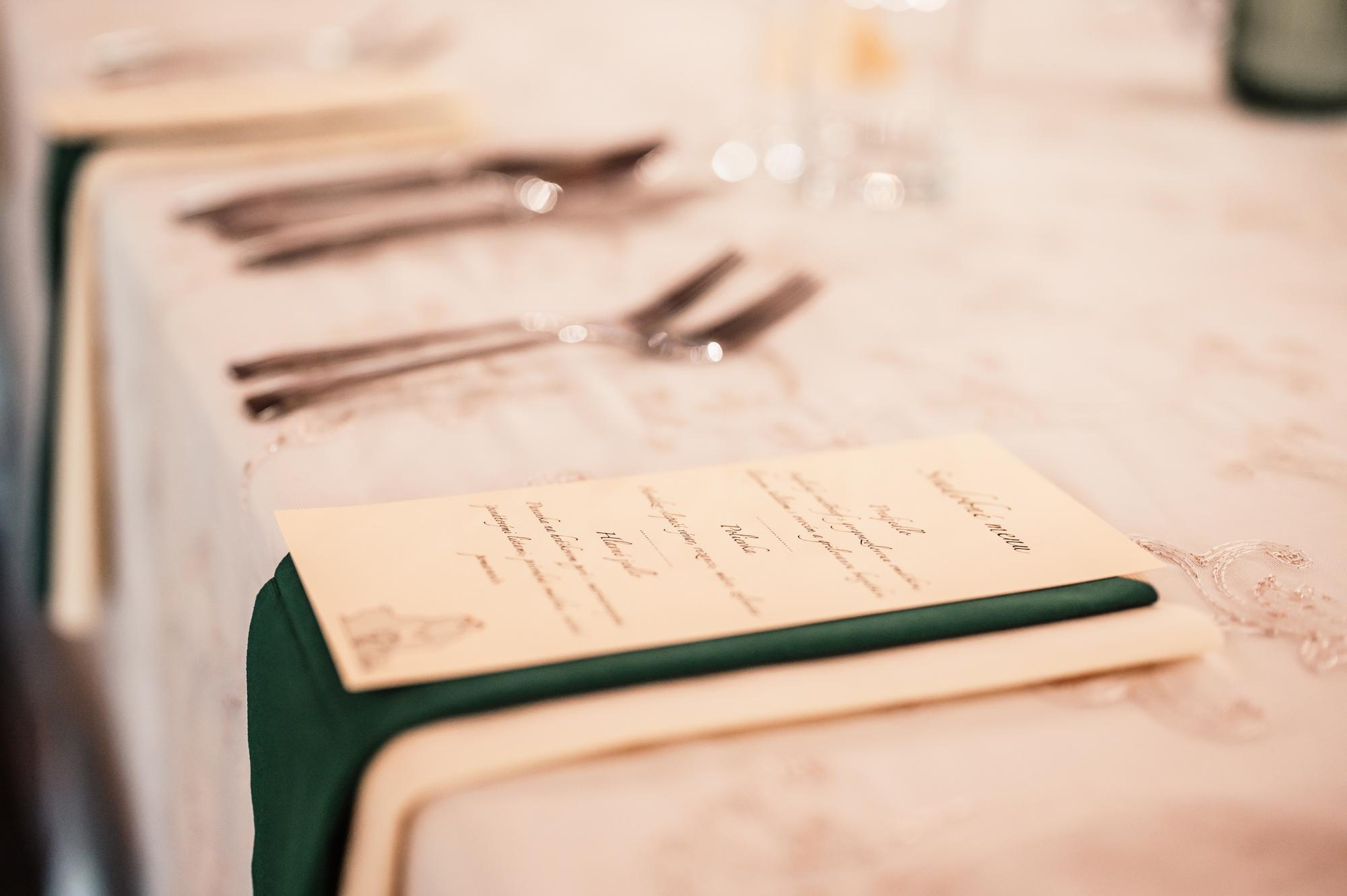 Kompaktowy stolik z notatnikiem i próbkami menu